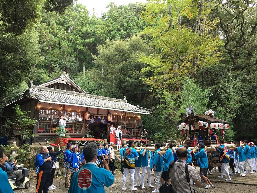 吉川八幡神社の秋祭りで太鼓台が宮出しされる様子