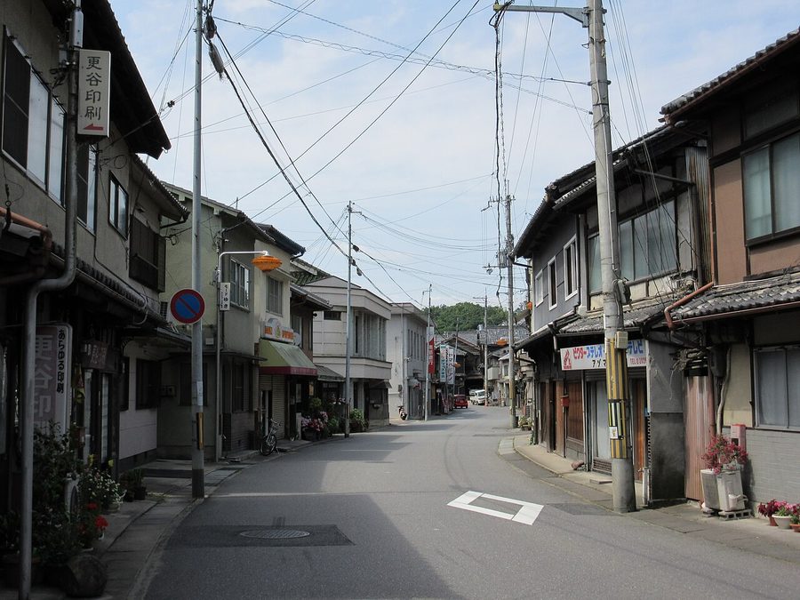 下市町中心部の商店街の町並み
