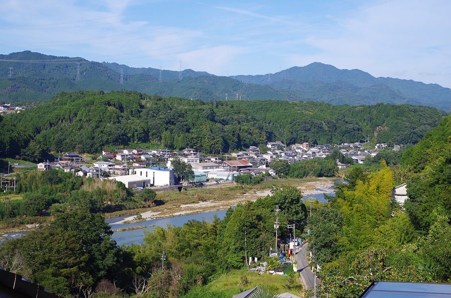 吉野川沿いに広がる下市町の集落を見下ろす