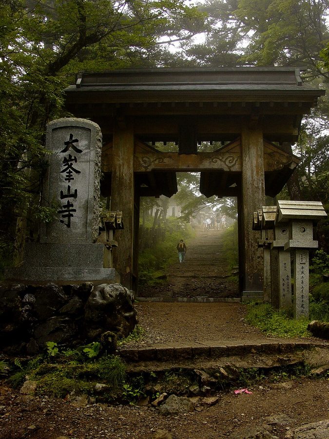 大峯山寺の総門