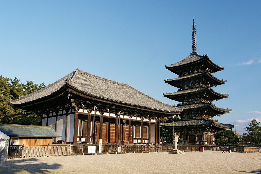 興福寺の東金堂と五重塔