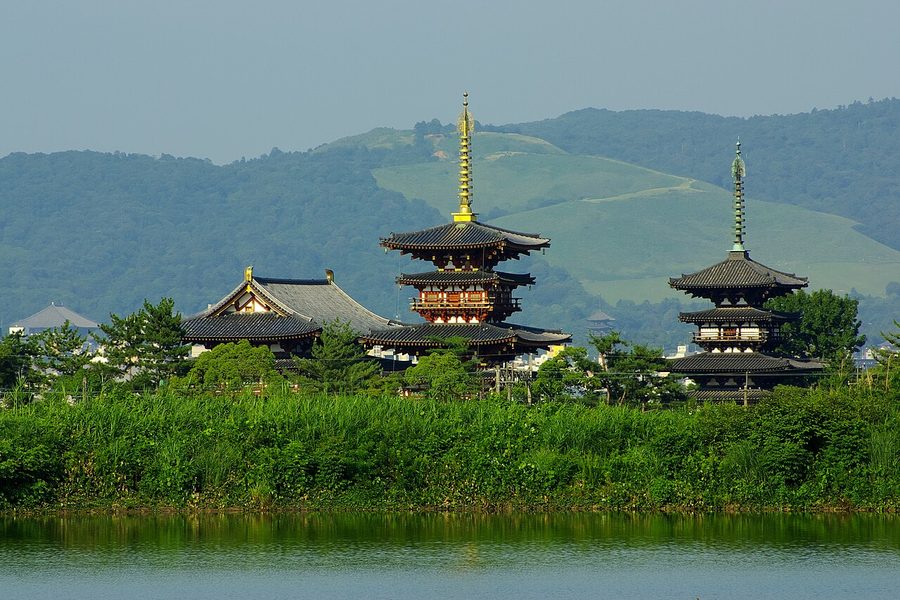 大池（勝又池）沿いから望む薬師寺の塔と若草山