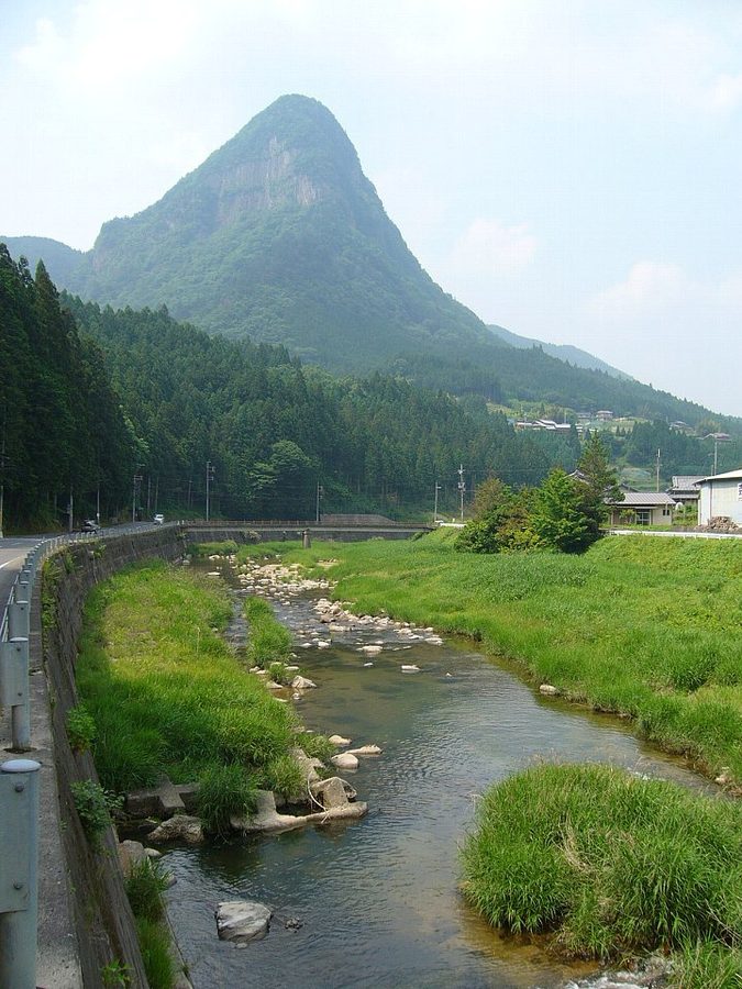 鎧岳と青蓮寺川