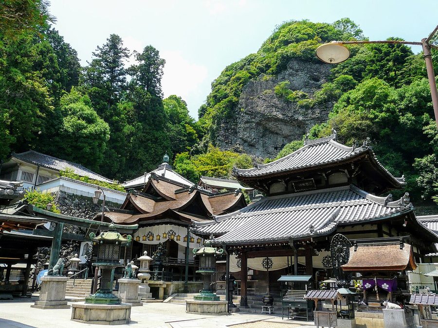 宝山寺 本堂(右)と聖天堂(左)