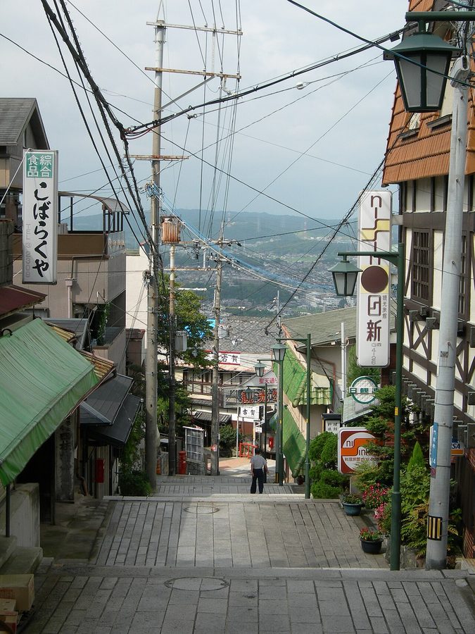 宝山寺の参道に残る旅館街