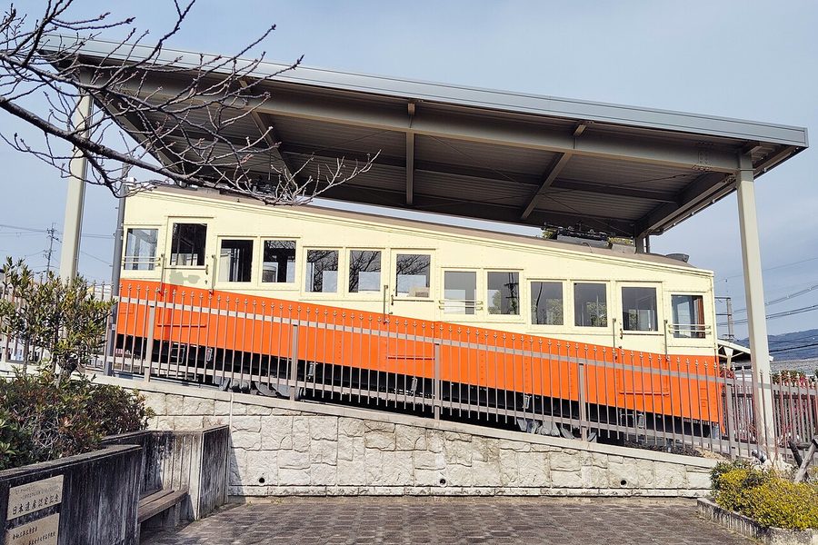 近鉄生駒線信貴山下駅前に保存されている、旧東信貴鋼索線の車両