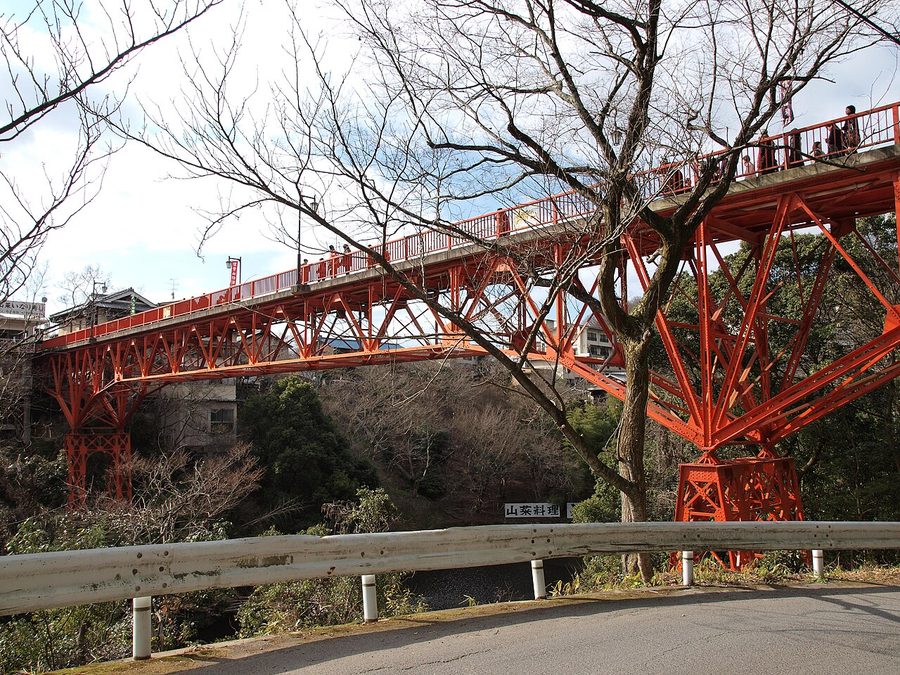 信貴山への参道に架かる開運橋