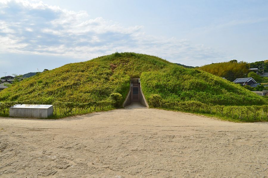 藤ノ木古墳の墳丘と石室入口