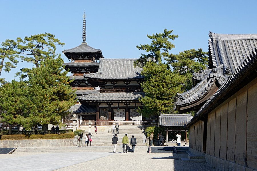 法隆寺の中門と五重塔