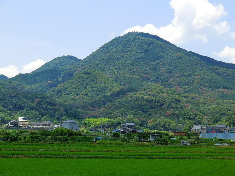 香芝市磯壁付近から見た二上山