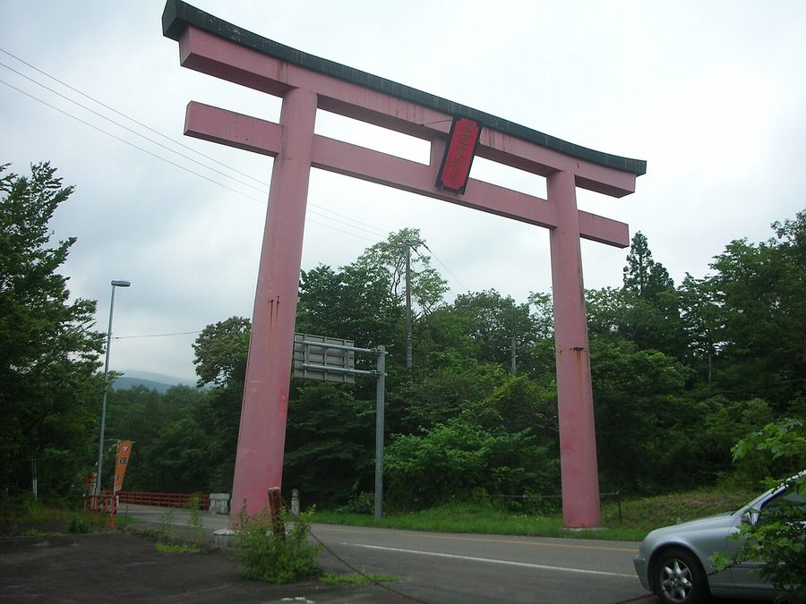 蔵王エコーライン入口にある鳥居