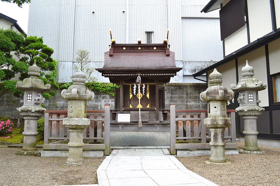 御釜神社の本殿