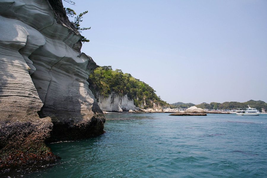 嵯峨渓の海食崖と海