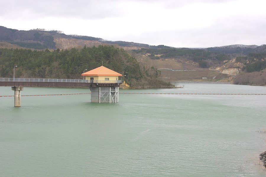 藍染湖(荒砥沢ダムのダム湖)