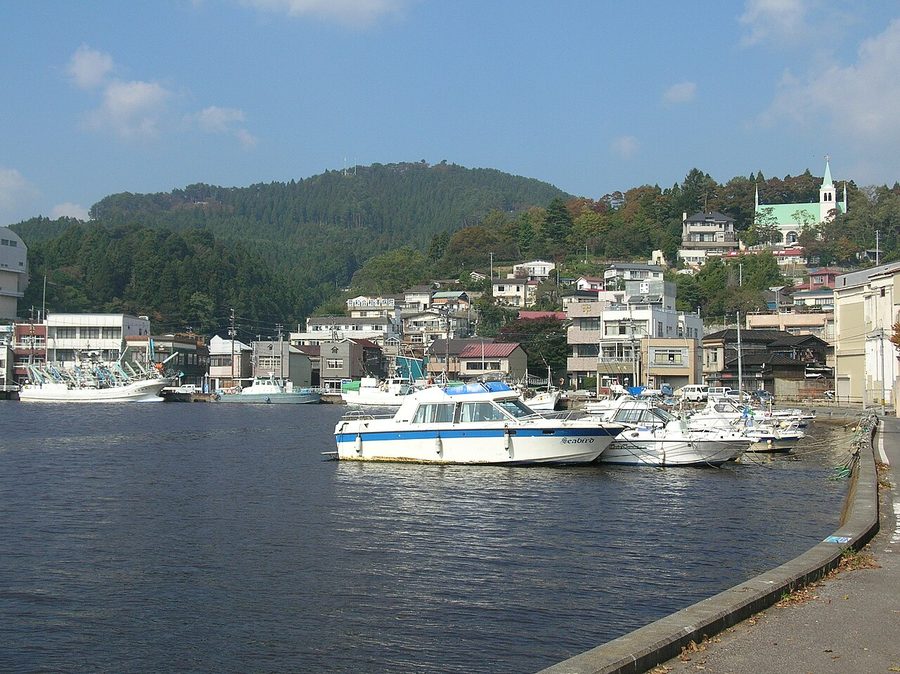 気仙沼市魚町と安波山を望む港の風景