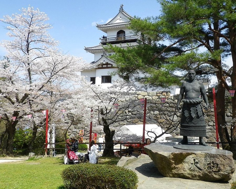 白石城と大砲万右エ門の像