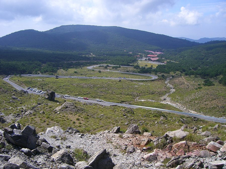 硫黄山から見たえびの高原