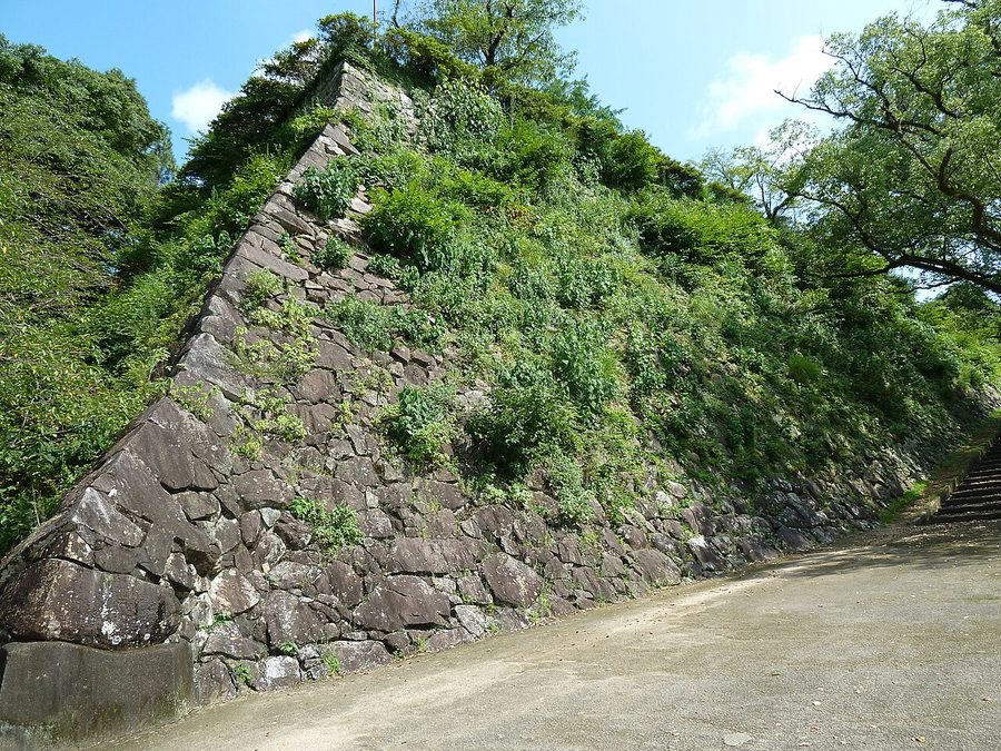 延岡城跡に残る「千人殺しの石垣」