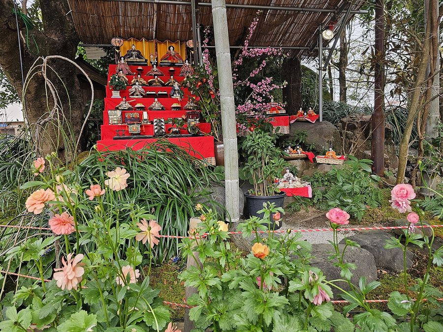 綾町の手づくり本物センターに飾られた雛山