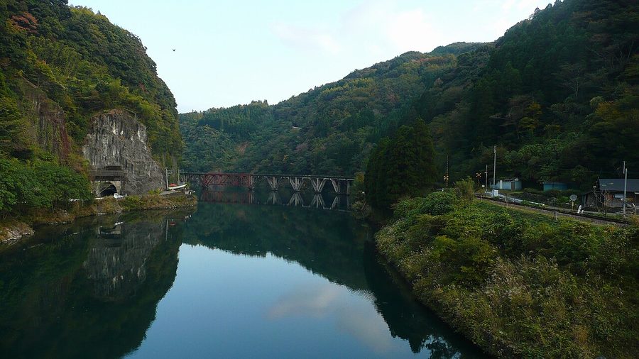 五ヶ瀬川と、川に架かる旧高千穂鉄道の橋梁（第三五ヶ瀬川橋梁）