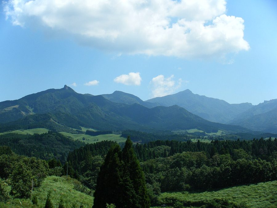 三秀台から西南西に望む祖母山（標高1,756メートル）