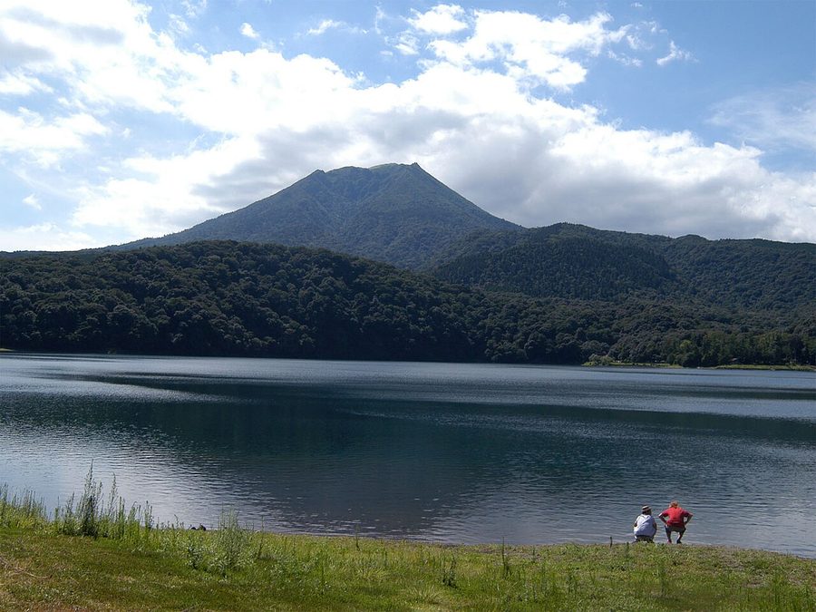 御池と高千穂峰