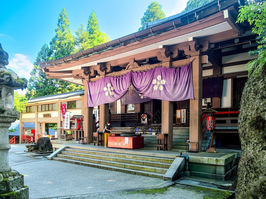 大岩山日石寺の本堂