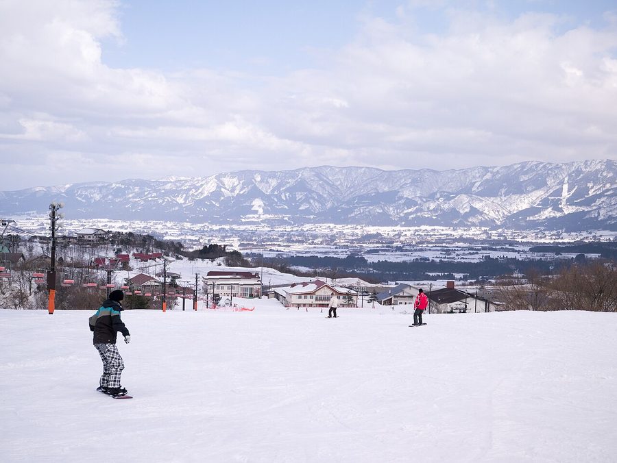 イオックス・アローザのスキー場から望む砺波平野と山並み