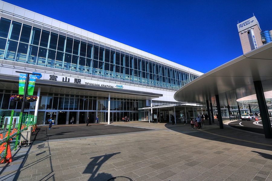 富山駅の駅舎