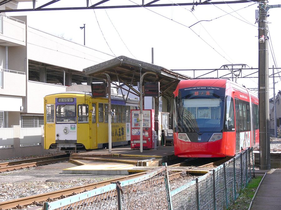 中新湊駅に停車する万葉線の車両
