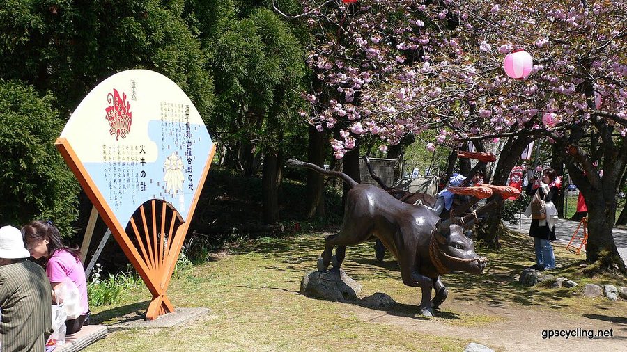源平倶利伽羅合戦の地に立つ「火牛の計」の像