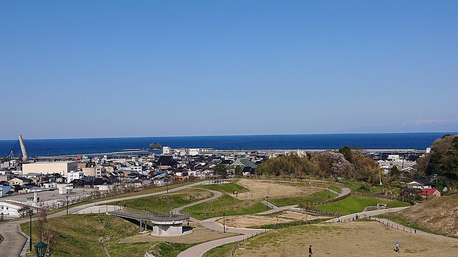 朝日山公園「見晴らしの丘」から氷見漁港方面を望む眺め