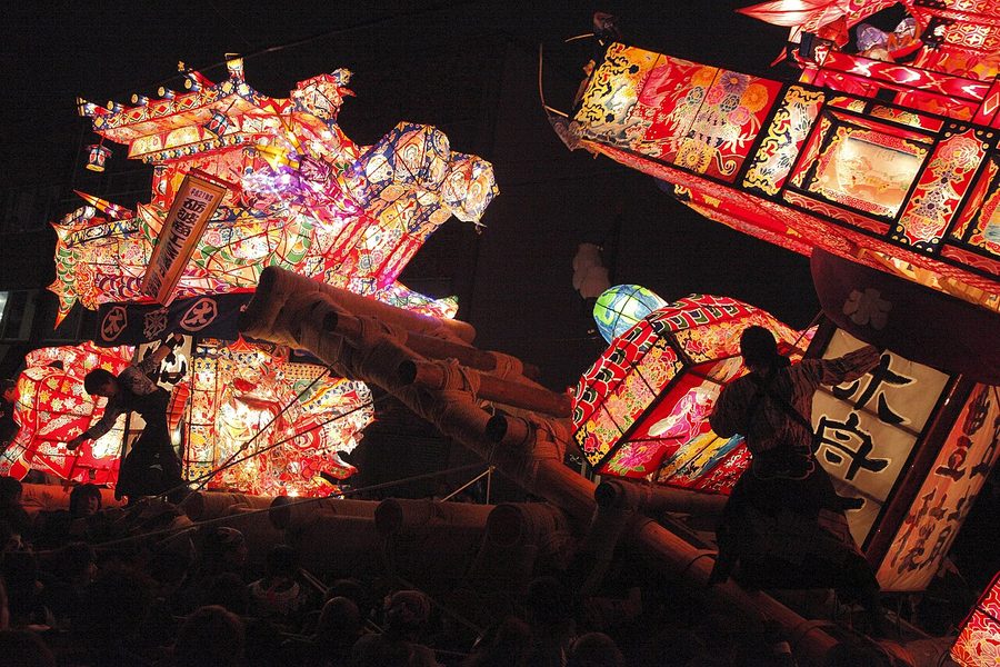 夜高祭で曳き回される夜高行灯