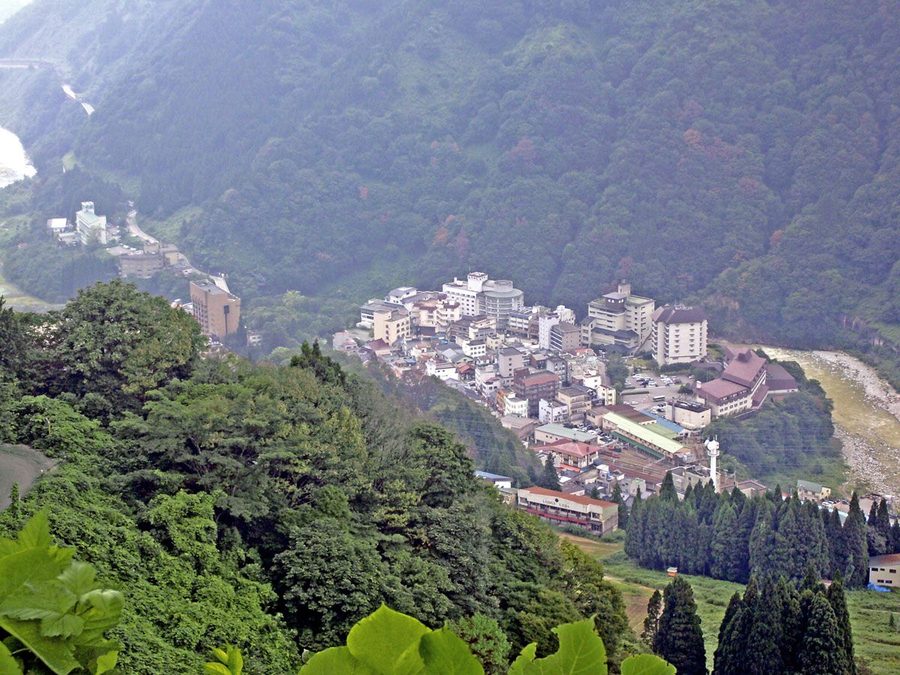 宇奈月温泉街を南南東から見た様子