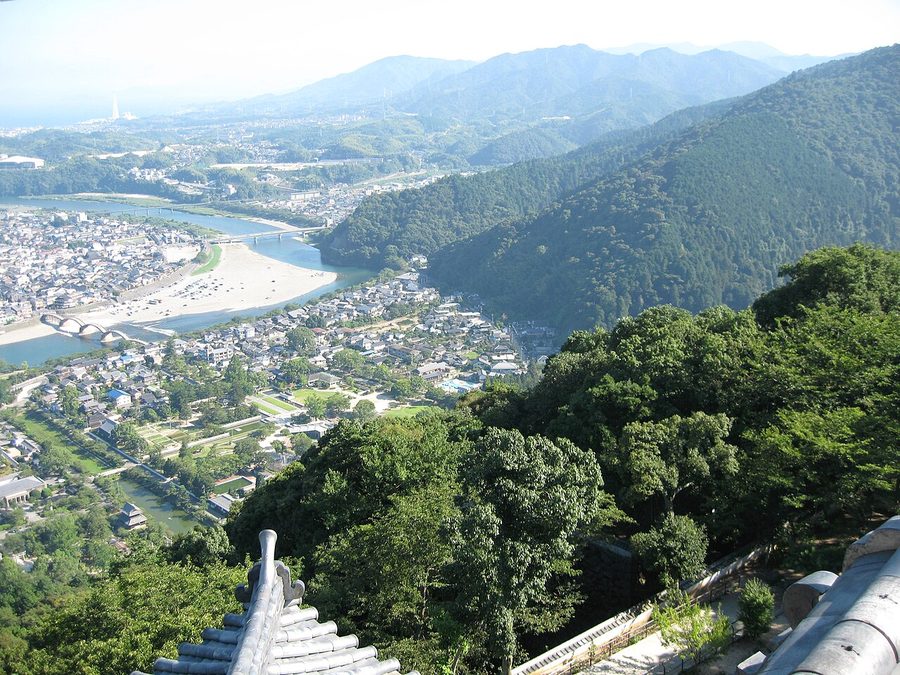 岩国城から見た錦帯橋と錦川、市街地の眺め
