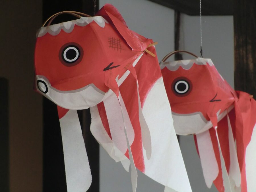 軒下に吊り下げられた金魚ちょうちん