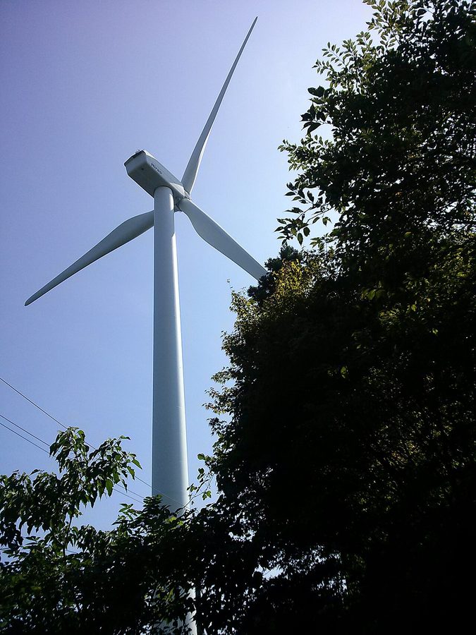 町内に立つ風力発電用の風車