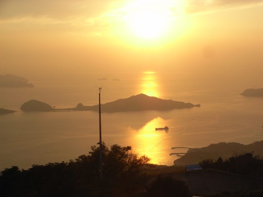 大星山から望む馬島と瀬戸内海の夕景