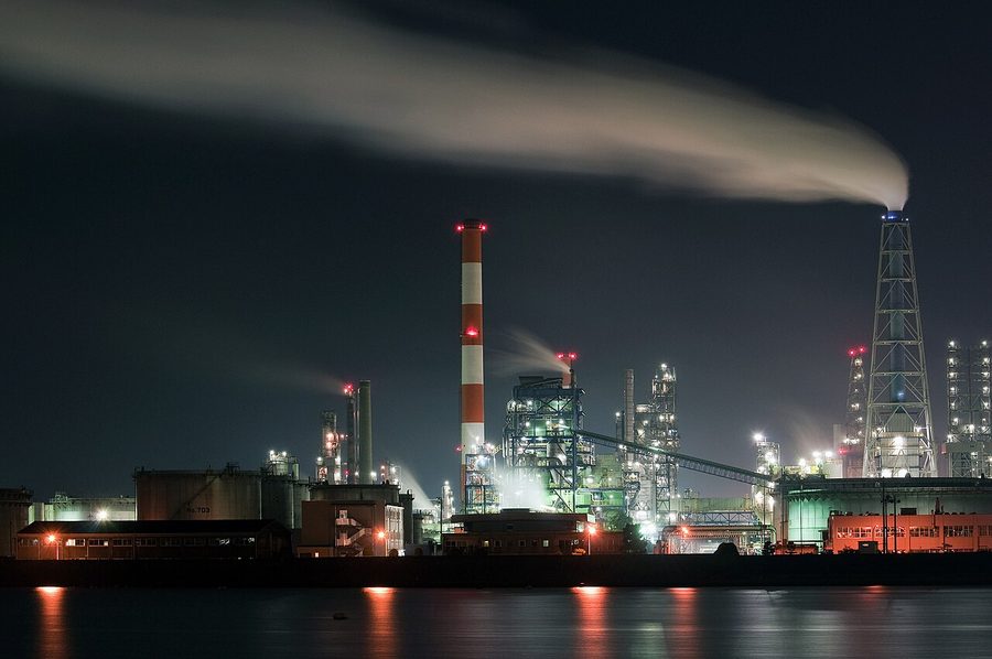 新日本石油(山口)の石油精製施設の夜景