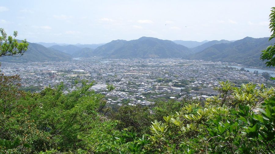 指月山から望む萩市街