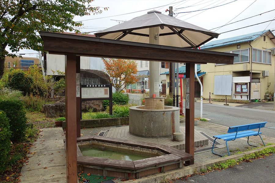 赤湯温泉の足湯と飲泉場