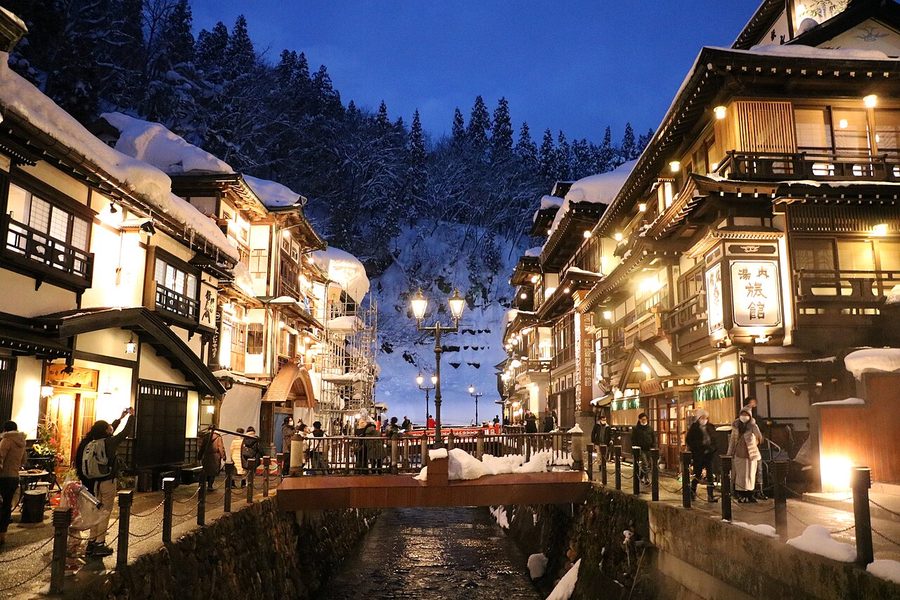 銀山温泉街の夕暮れ