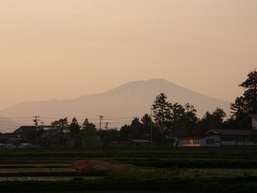 新庄市から望む鳥海山