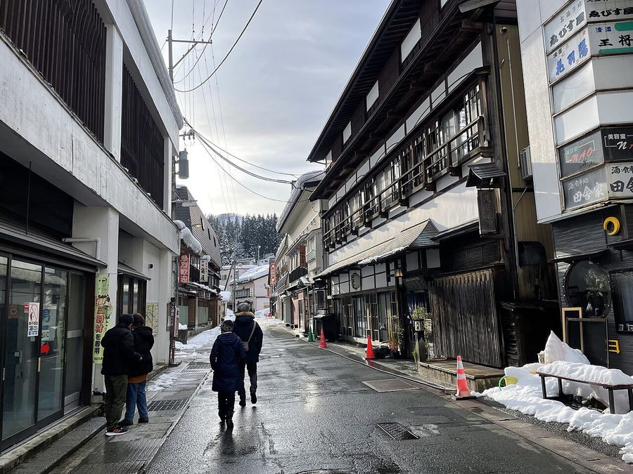 雪の残る昼間の肘折温泉街