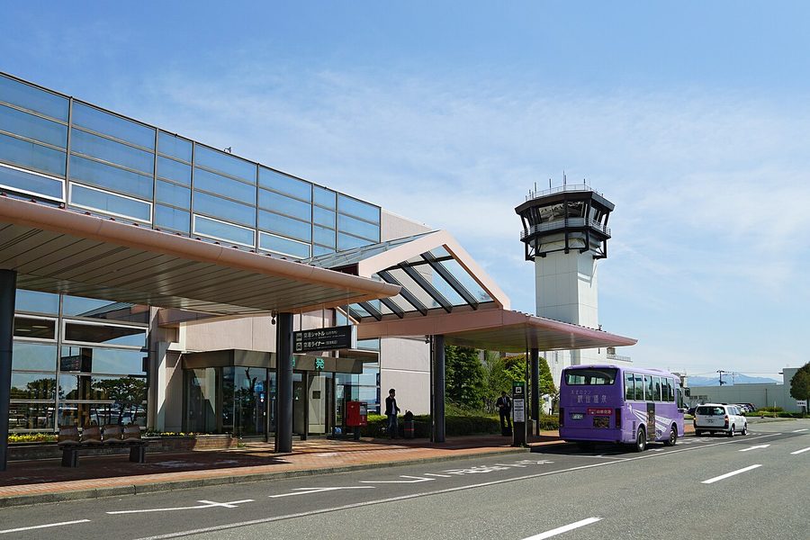 山形空港のターミナルビルとバス乗り場