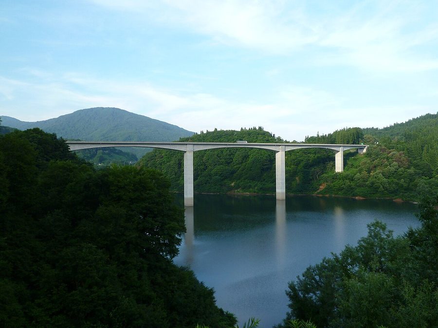月山湖を跨ぐ山形自動車道の橋