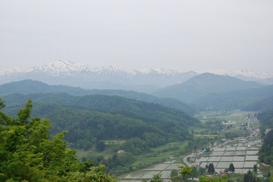 中津川展望台から望む山並みと田園地帯