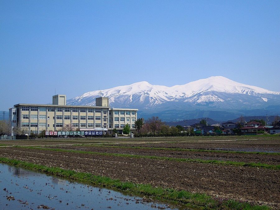 遊佐高等学校の校舎と、その背後にそびえる鳥海山