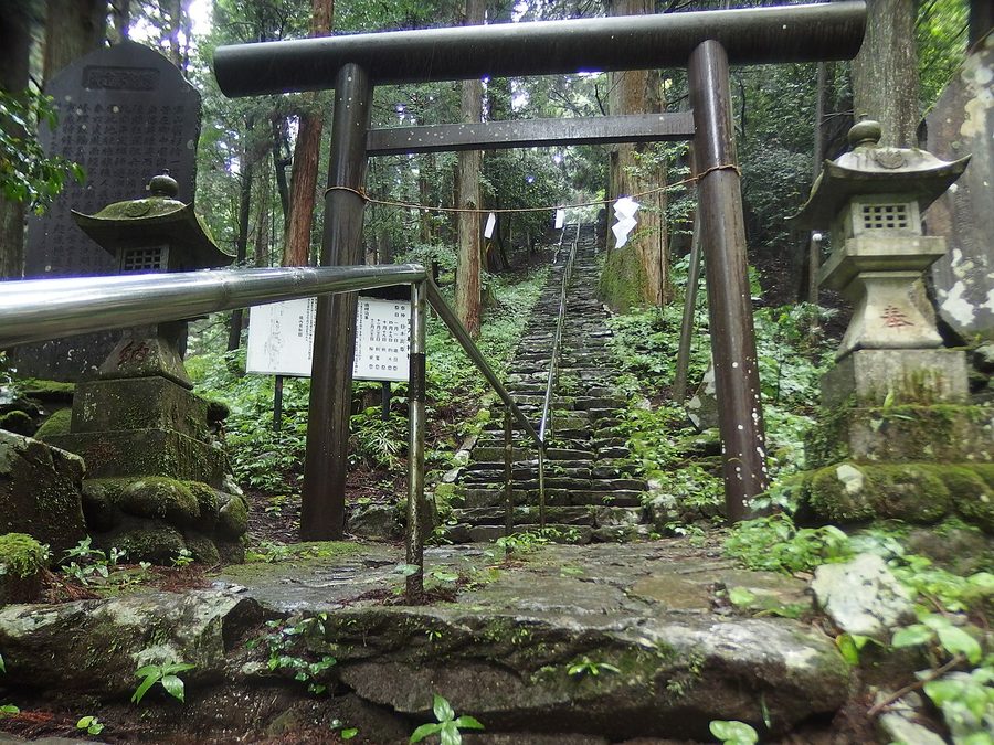 軍刀利神社の参道