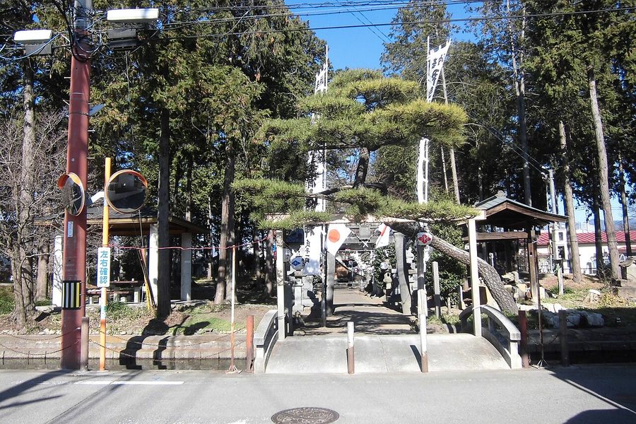 義清神社の鳥居と参道